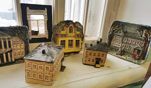 «Сидит кошка на окошке: вологодское деревянное зодчество в керамике»