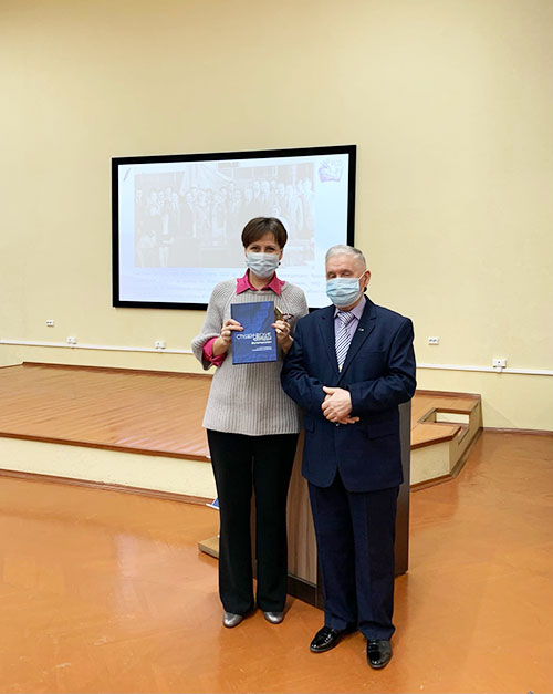 Книга вручена директору Вологодской областной библиотеки Т.Н. Буханцевой