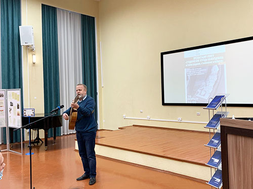 Поет Владимир Сергеев