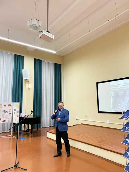 Поет Леонид Минаев