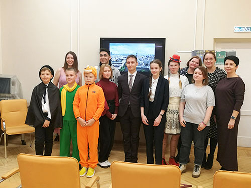 Стихи, песни и мини-спектакль на французском языке увидели зрители в областной библиотеке