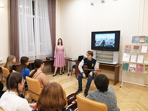Стихи, песни и мини-спектакль на французском языке увидели зрители в областной библиотеке