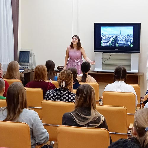 Стихи, песни и мини-спектакль на французском языке увидели зрители в областной библиотеке