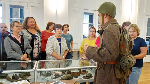 У выставочных витрин