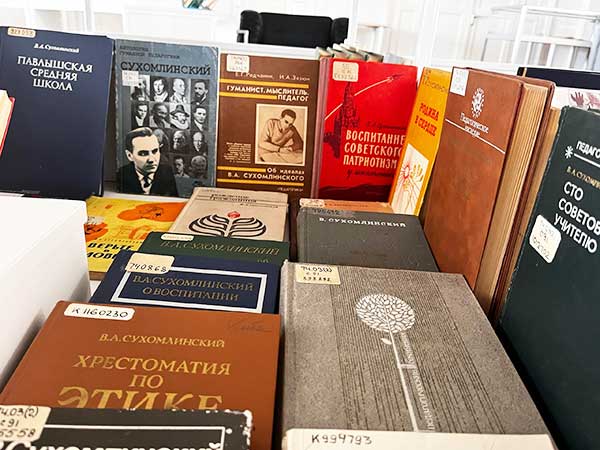 Выставка книг о великих русских педагогах начала работу в Областной  научной библиотеке