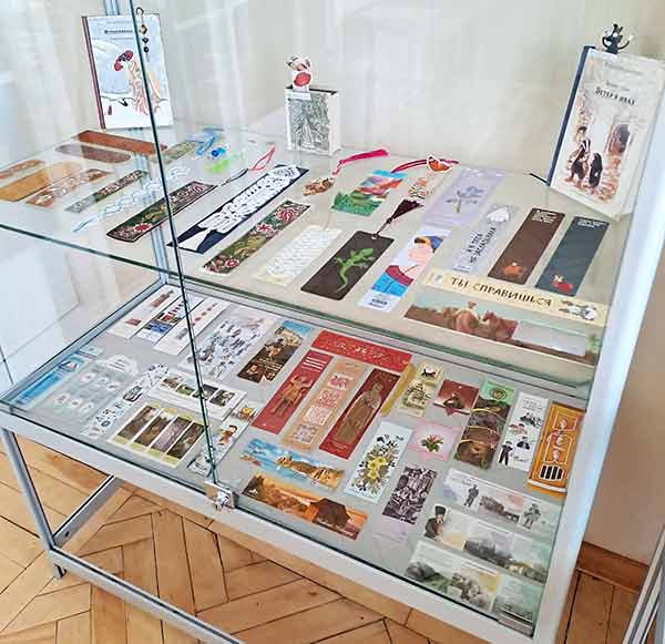 Выставка книжных закладок открыта в Областной научной библиотеке