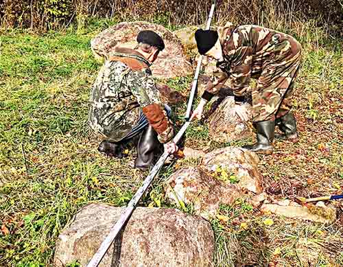 Учёные работают на каменном драконе
