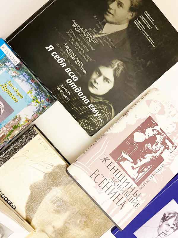 Книжная выставка «Волнуясь сердцем и стихом» 