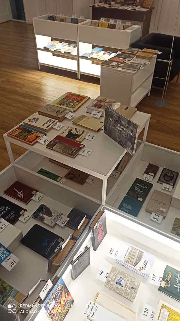 Книги писателей-юбиляров 2025 года представлены в Областной библиотеке