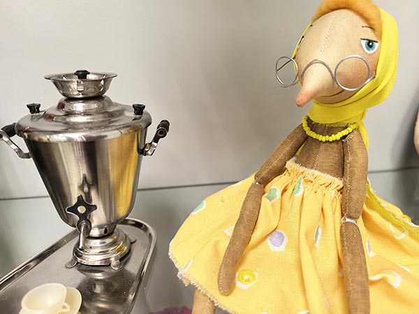 В Юношеском центре имени В. Тендрякова областной библиотеки открылась новая выставка «Кукла – символ души человека»