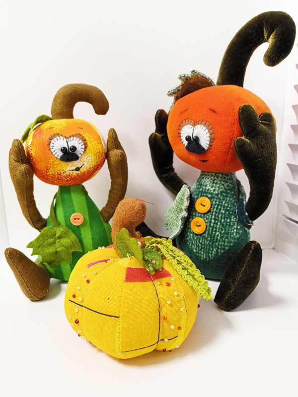 В Юношеском центре имени В. Тендрякова областной библиотеки открылась новая выставка «Кукла – символ души человека»