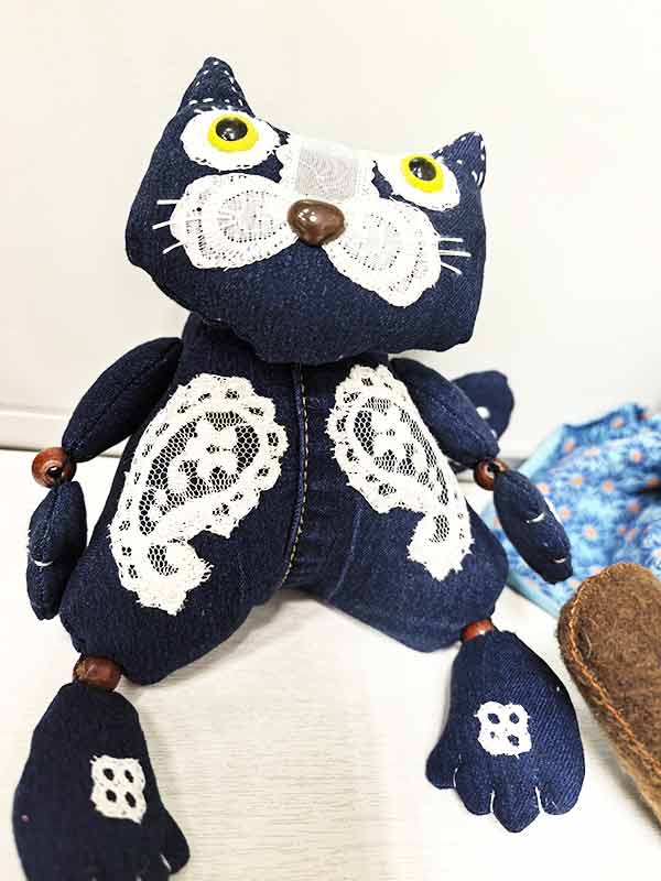 В Юношеском центре имени В. Тендрякова областной библиотеки открылась новая выставка «Кукла – символ души человека»