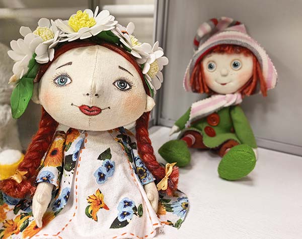 В Юношеском центре имени В. Тендрякова областной библиотеки открылась новая выставка «Кукла – символ души человека»