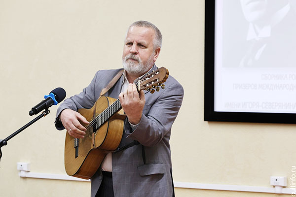 Книжная выставка «Волнуясь сердцем и стихом»