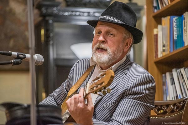 Книжная выставка «Волнуясь сердцем и стихом»