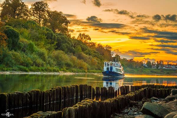 Выставка  авторского проекта фотохудожника, дизайнера и художника Алексея Галова «Город дорог»